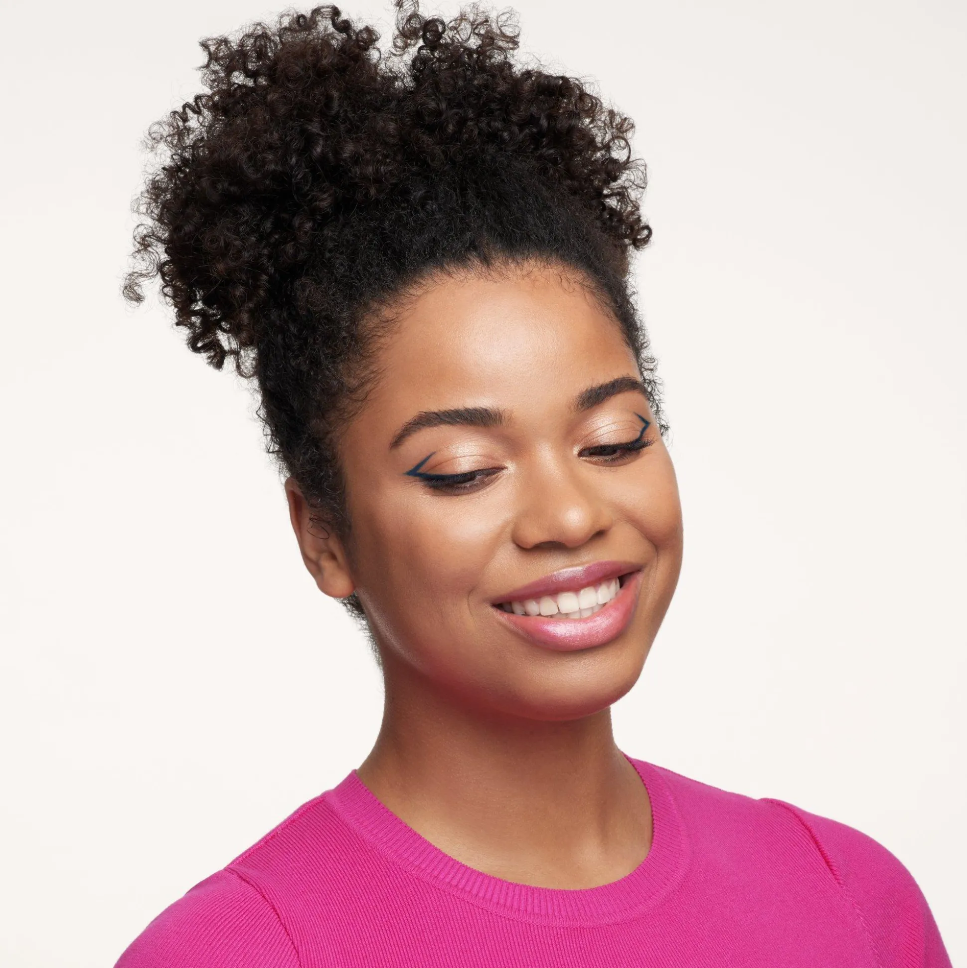 essence Highlighter>gimme GLOW luminous highlighter 10 - Glowy Champagne