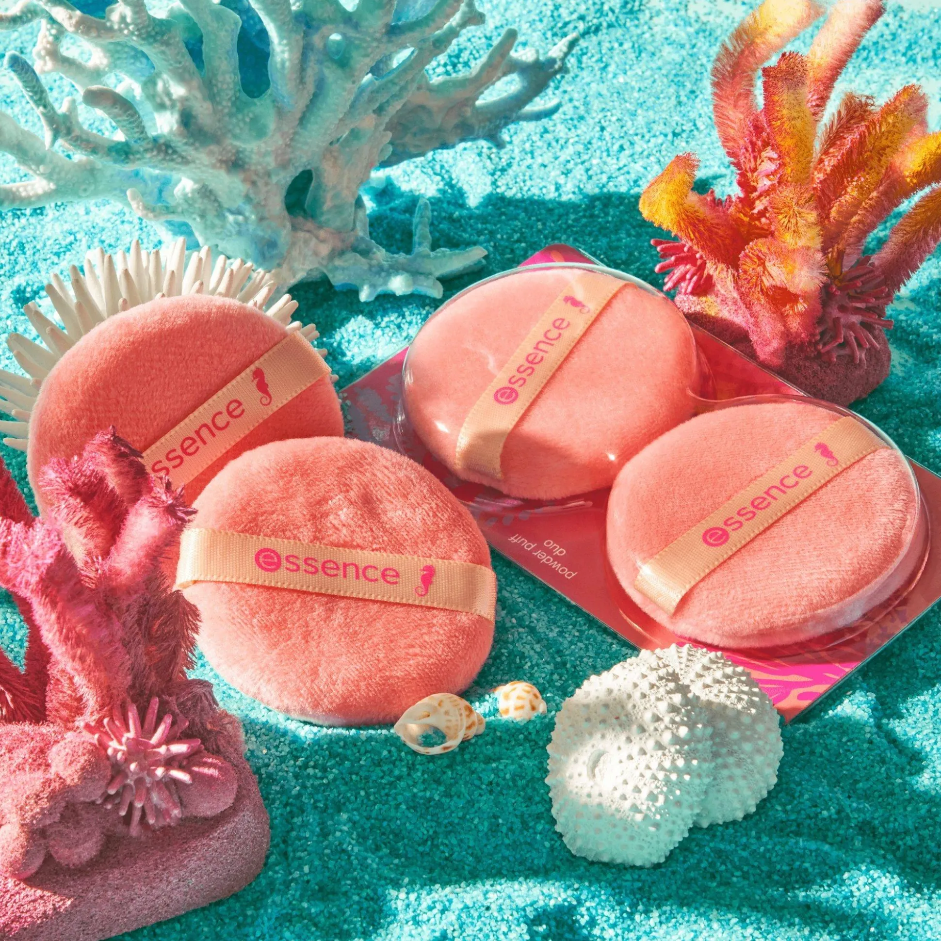 essence Pinsel & Tools>live LIFE in CORAL powder puff duo