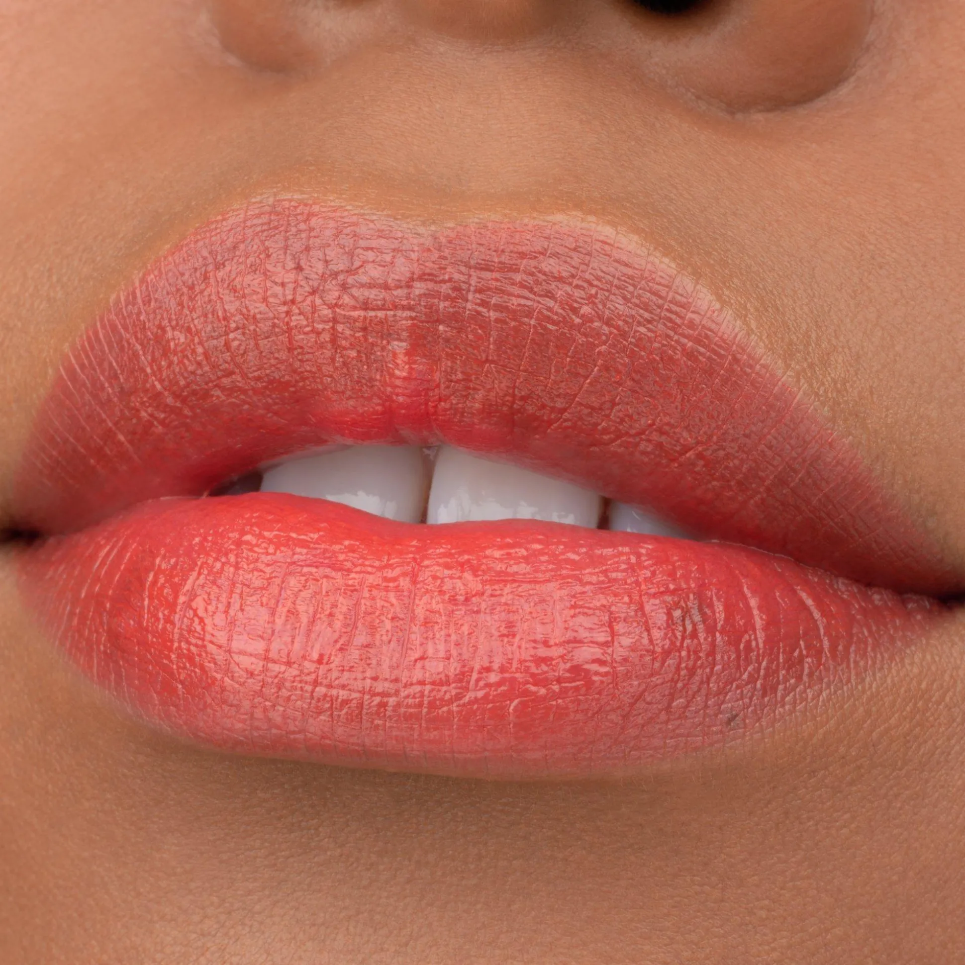 essence Lippenstift>TINTED kiss hydrating lip tint 04 - Chili & Chill